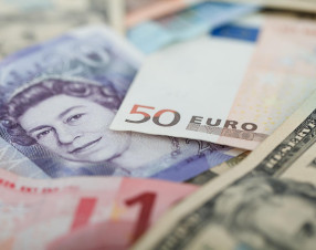 Banche centrali in stand-by: tassi fermi mentre la guerra spinge i prezzi