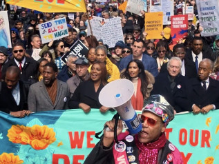 “No Kings”, protesta globale contro Trump: De Niro in piazza a NY
