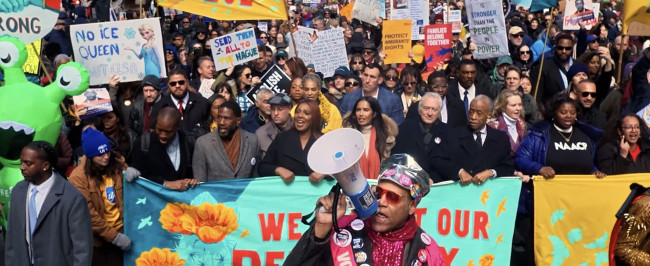 “No Kings”, protesta globale contro Trump: De Niro in piazza a NY