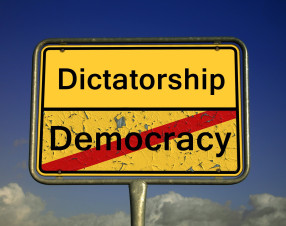 Il 74% della popolazione globale vive sotto regimi autoritari