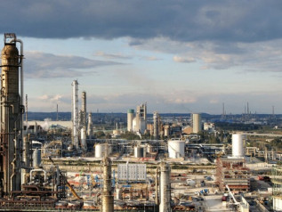 L’Italia importa greggio dal Venezuela per riesportare benzina negli USA