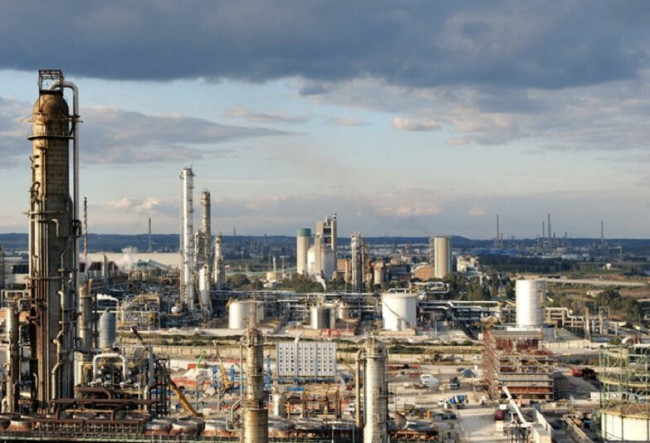 L’Italia importa greggio dal Venezuela per riesportare benzina negli USA