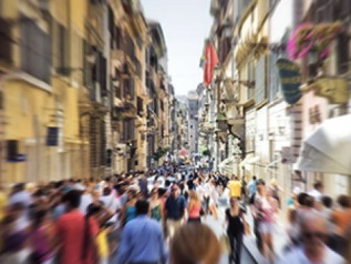 La vita media sale a 83,4 anni. Ma cresce l’emergenza malattie croniche