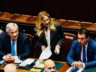 Meloni tira dritto: “Non scappo. Nessun rimpasto. Governo fino al 2027”