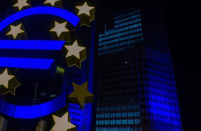 Paradosso, le banche centrali aumentano i tassi ma l’inflazione non sale