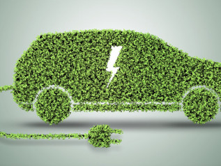 Auto elettrica, rivoluzione nel deserto: ricarica gratis con il sole