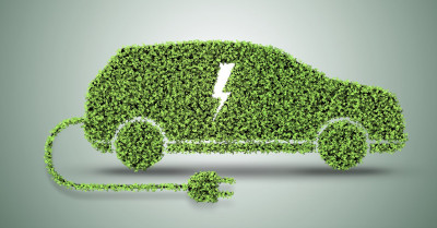 Auto elettrica, rivoluzione nel deserto: ricarica gratis con il sole