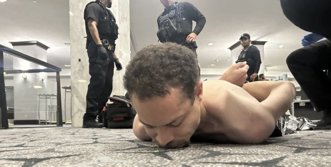 Spari al gala dei media con Trump