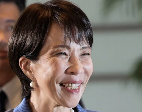La premier lavora (quasi) senza dormire: torna l’incubo del “karoshi”