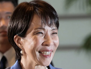 La premier lavora (quasi) senza dormire: torna l’incubo del “karoshi”