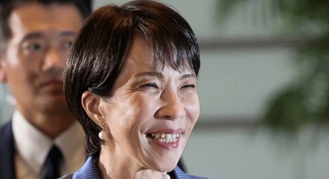 La premier lavora (quasi) senza dormire: torna l’incubo del “karoshi”