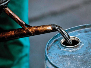 Trump stringe la morsa sull’Iran: la strategia del “petrolio al limite”