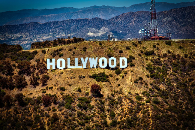 NATO e Hollywood, scoppia il caso: “Incontri segreti con sceneggiatori”