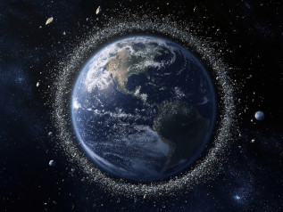 Satelliti “piovono” sulla Terra e minacciano l’atmosfera