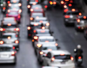 Auto sempre più care, italiani stretti tra rate e carburante