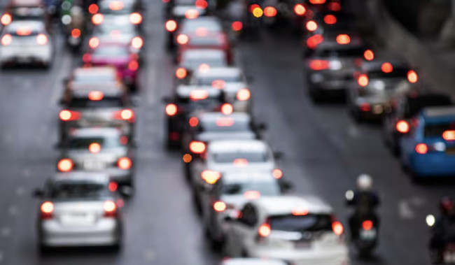Auto sempre più care, italiani stretti tra rate e carburante