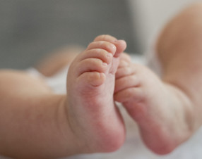 Natalità, crollo senza fine: nascite ai minimi storici