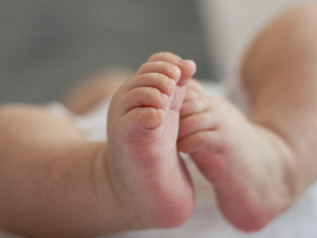 Natalità, crollo senza fine: nascite ai minimi storici