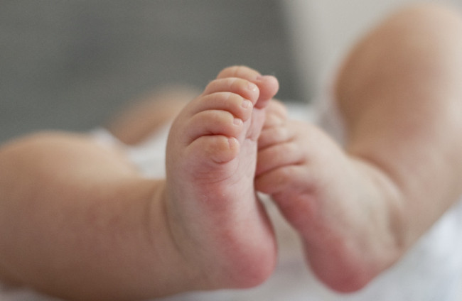 Natalità, crollo senza fine: nascite ai minimi storici