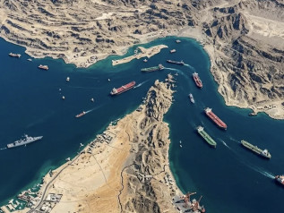 Hormuz, l’Iran trasforma lo Stretto in un “casello” globale