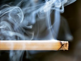 Corto circuito, i fondi pensione investono nell'industria del tabacco