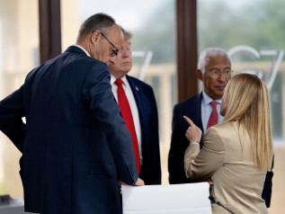 Trump: “Mi ha fatto pena, Meloni mi ha implorato per fare una foto con me”