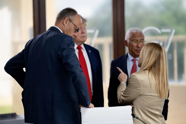 Trump: “Mi ha fatto pena, Meloni mi ha implorato per fare una foto con me”
