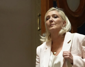 Le Pen condannata ma ancora in corsa. Si candida all'Eliseo nel 2027
