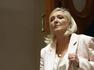 Le Pen condannata ma ancora in corsa. Si candida all'Eliseo nel 2027