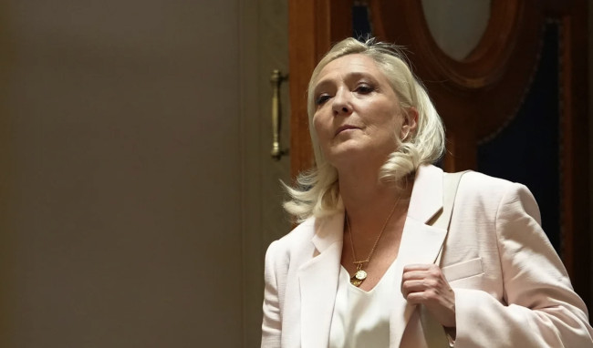 Le Pen condannata ma ancora in corsa. Si candida all'Eliseo nel 2027