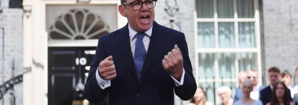 Nasce il Governo Burnham: Healey all’Economia, Miliband agli Esteri