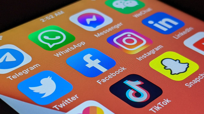 Stop ai social per gli under 15