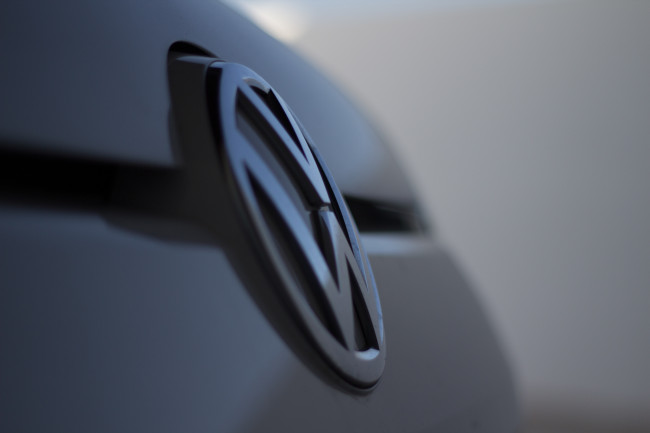 VW in frenata: utile giù del 32,9% nel secondo trimestre, il gruppo taglia
