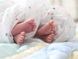Un nuovo minimo storico: nel 2025 nati appena 355 mila bambini