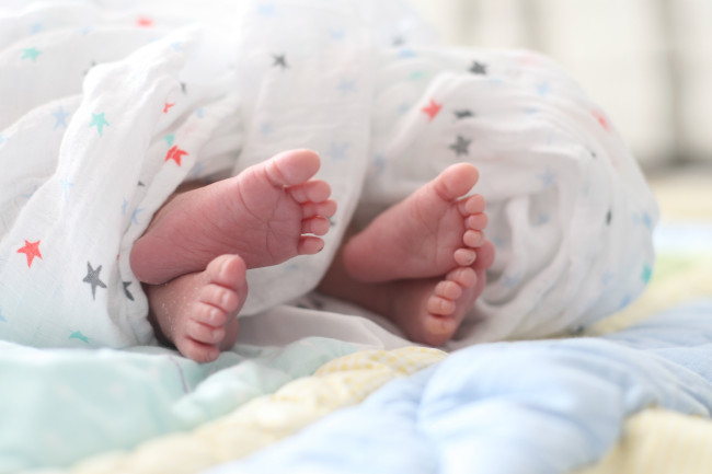 Un nuovo minimo storico: nel 2025 nati appena 355 mila bambini