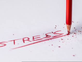 Povertà e stress accelerano l'invecchiamento del cervello