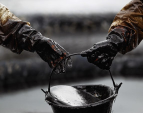 Russia, il paradosso del petrolio: Mosca ora importa benzina dall’India