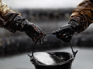 Russia, il paradosso del petrolio: Mosca ora importa benzina dall’India