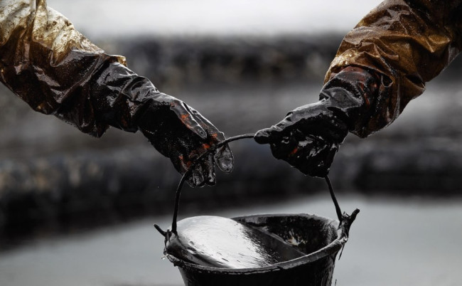 Russia, il paradosso del petrolio: Mosca ora importa benzina dall’India