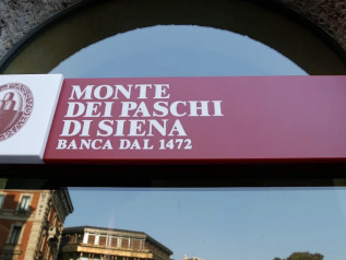 MPS sfida Intesa con una doppia offerta da 34 mld: Ft la definisce “folle”