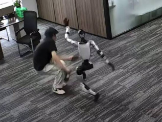 Robot umanoide “impazzisce” durante il test