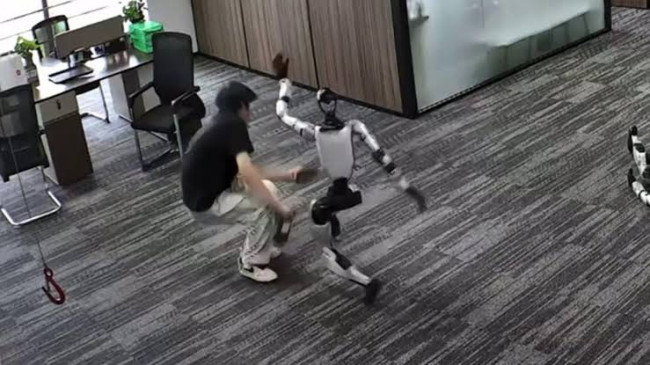 Robot umanoide “impazzisce” durante il test