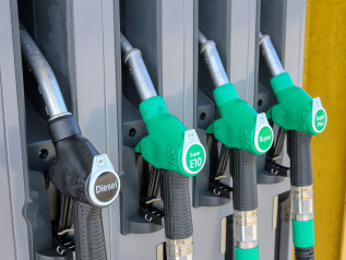 Gasolio, finisce lo sconto: accise più alte e caos sui prezzi
