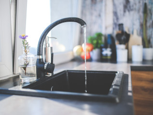 Milei privatizza l’acqua