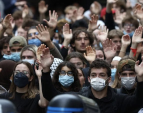 I liceali assediano la Bastiglia: scontri e lacrimogeni a Parigi