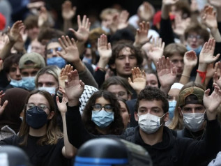 I liceali assediano la Bastiglia: scontri e lacrimogeni a Parigi