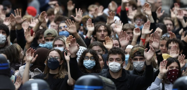 I liceali assediano la Bastiglia: scontri e lacrimogeni a Parigi