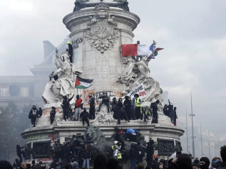 Macron promette il pugno duro: “Chi ha distrutto pagherà”