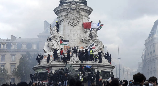 Macron promette il pugno duro: “Chi ha distrutto pagherà”