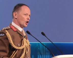 Regno Unito, l’allarme del generale Walker: “Prepararsi alla guerra richied